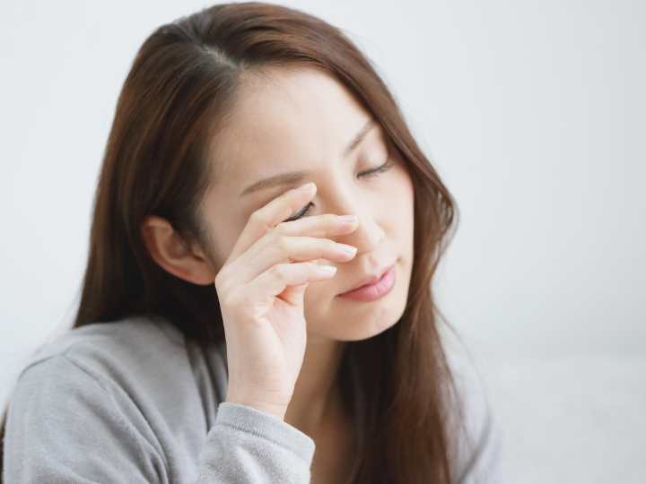 結膜の病気｜目をこする女性